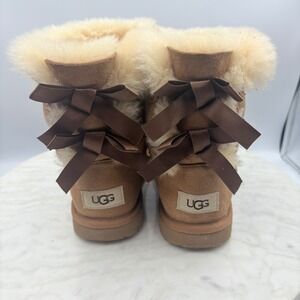 UGG Kids Bailey Bow Boots Chestnut Sheepskin Fur Lined Size 2 Warm Comfort
